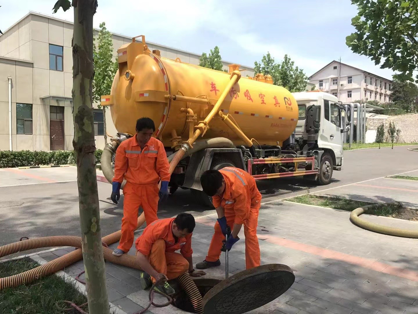 无极化粪池清理与5-8吨吸粪车施工效率分析